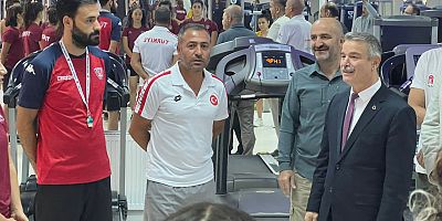 A Milli Kadın Hokey Milli Takım Kampını Ziyaret Etti