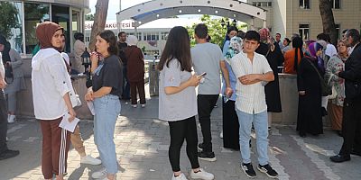 Adaylar YKS’de Veliler Dışarda Ter Döktü