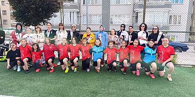 Amasis Kadın Futbol Takımı'ndan Annelerine Çiçekli Sürpriz