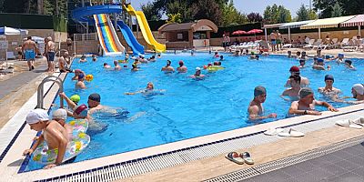 Amasya 44 Dereceyi Gördü, Vatandaşlar Serinliği Havuzlarda Aradı