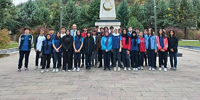 Amasya Anadolu Lisesi Öğrencilerinden Anlamlı Şehitlik Ziyareti