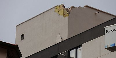 Amasya’da 5 Katlı Apartmanın Çatısına Yıldırım Düştü