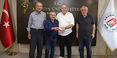 Amasya'da 65 Yaşındaki Öğrenciye Kimlik Belgesi Törenle Takdim Edildi