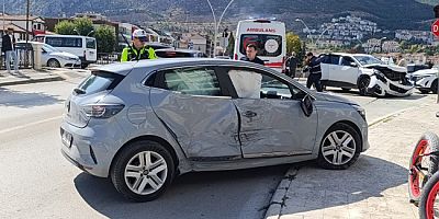 Amasya’da İki Otomobil Çarpıştı: 2 Yaralı