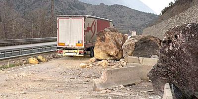 Amasya’da Karayoluna Büyük Kaya Parçaları Düştü
