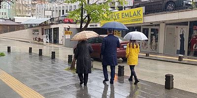 Amasya’da Nisan Yağmurlarıyla Şemsiyeler Yeniden Açıldı