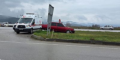 Amasya’da Otomobil Adaya Çarptı: 3 Yaralı