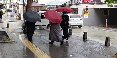 Amasya’da Yağmur Yağdı, Şemsiyeler Açıldı