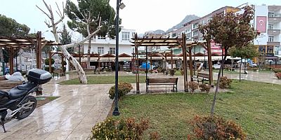 Amasya’da Yağmurla Birlikte Meydanlar ve Gezi Yolu Sessizliğe Büründü