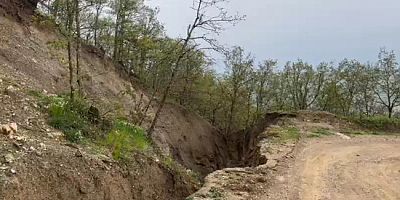 Amasya’da Yol ile Dağ Arasında Toprak Kayması: Güzergâhta Yarık Oluştu