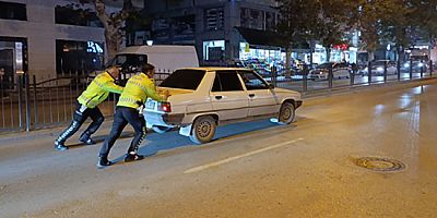 Amasya’da Yolda Kalan Otomobile Polislerden Yardım