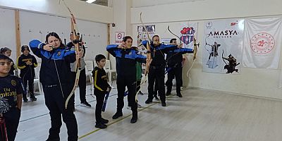 Amasya Polisi Çocuklarla Birlikte Ok Attı
