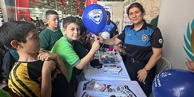 Amasya Polisinden Kitap Fuarında Çocuklara Balon, Vatandaşlara Farkındalık