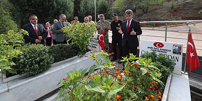 Amasya Valisi Önder Bakan Şehitliği Ziyaret Etti