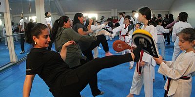 Anneler Çocukları ile Beraber Taekwondo Yapıyor