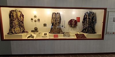 Asırlık Giysiler Ziyaretçileri Tarih Yolculuğuna Çıkarıyor