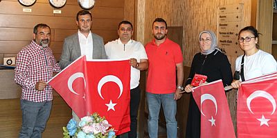 Ay Yıldızlı Bayrak, Şehitlerin Emaneti Olarak Dağıtıldı