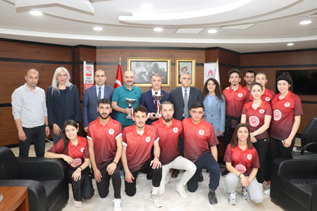 Ayak Tenisi Şampiyonları Rektör Elmacıyı Ziyaret Etti