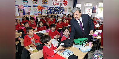 Bakan’dan Öğrencilere  Mektup ve Hediye