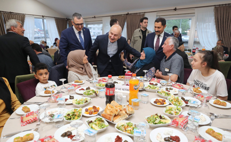 Bakan Karaismailoğlu Vatandaşlarla İftar Yaptı