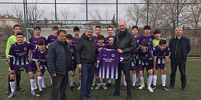 Ballıklıoğlu’ndan Sporculara Forma Jesti