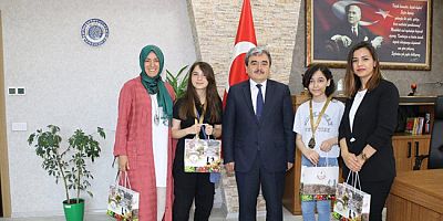 Başarılı Öğrencilerden Müdür Türkmen’e Ziyaret