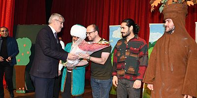 Başkan Sarı’dan Minik  Öğrencilere Karne Hediyesi