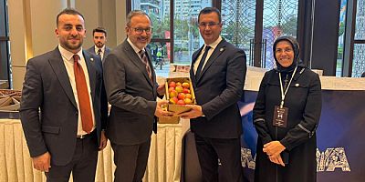 Başkan Uzun’dan Genel Merkez’de Amasya Elması İkramı