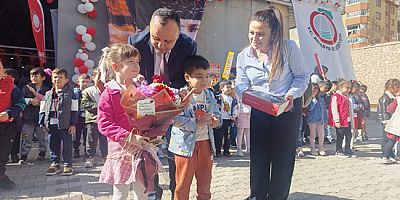 Belediye Başkanı Sevindi, Minik  Öğrencilerle Kitap Fuarında Buluştu