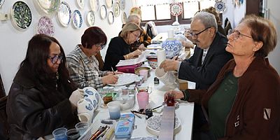 Çini Kursunda 15 Kadının  Arasında Tek Erkek Kursiyer