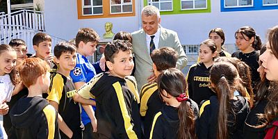 Cumhuriyet Ortaokulunda Öğrencilerle ve Öğretmenlerle Bir Araya Geldi