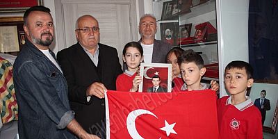 Cumhuriyetin 100. Yıl Dönümü Anısına Öğrenciler 100 Adet Bayrak Dağıttı