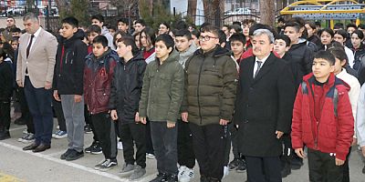 Depremlerin Birinci Yılında Okullarda Saygı Duruşunda Bulunuldu