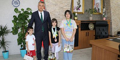 Derece Alan Öğrenciler, İl Millî Eğitim Müdürü Katipoğlu’nu Ziyaret Etti