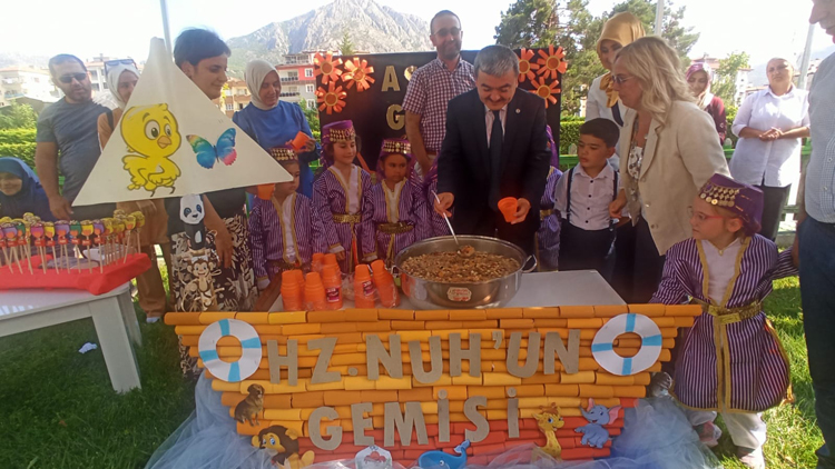 Dr. Hikmet Develi Anaokulu Minik Öğrencilerinden Aşure İkramı