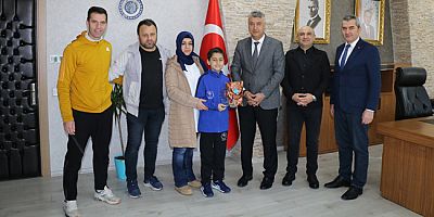 Dünya 3.Sü Öğrenci Yıldız Başarısını Katipoğluyla Paylaştı