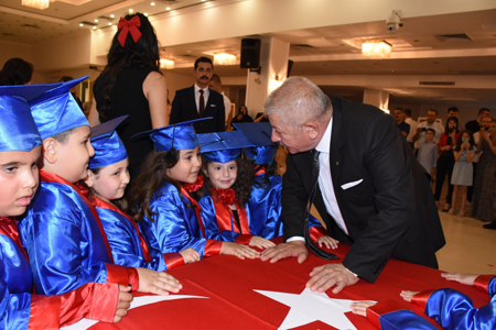 Eğitim Hayatlarının İlk Diplomasını Başkan Amcalarından Aldılar