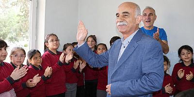 Emekliye Ayrılan 47 Yıllık Öğretmen Alkışlarla Uğurlandı