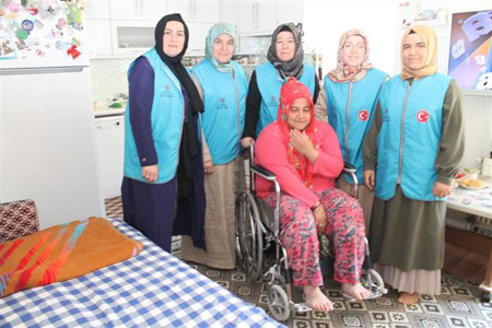 Engelli Vatandaşlara Tekerlekli Sandalye Hediye Edildi