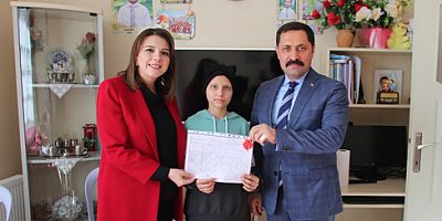 Evde Eğitim Gören Hicran’a Karnesini Vali Masatlı Verdi