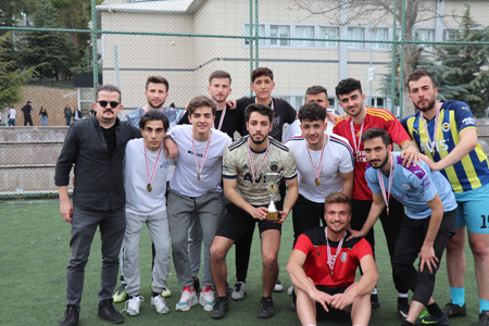Futbol Turnuvasında Coşkulu Final