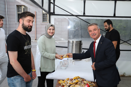 Gece Ders Çalışan Öğrencilere Ücretsiz Yiyecek İçecek İkramı