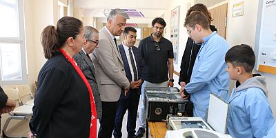 Geleceğin Mimarı Öğrencilerin Elinde Elektronik Atıklar Kazanıma Dönüşüyor