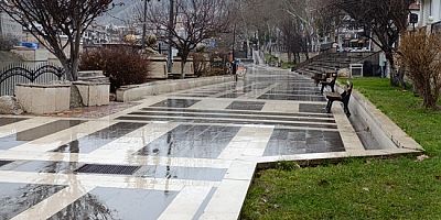 Güneşli Günlerin Ardından Gelen Yağmur Sokakları Boş Bıraktı