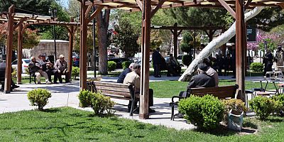 Güneşli Hava Esnafı ve Meydanı Hareketlendirdi