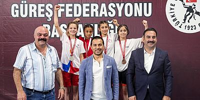 Güreşçilerin Madalyalarını Eski Güreşçi Mahmut Demir Verdi