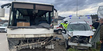 Hafif Ticari Araç ile Midibüs Çarpıştı: 6 Yaralı