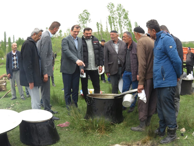 Hayır Yemeğine Katıldı
