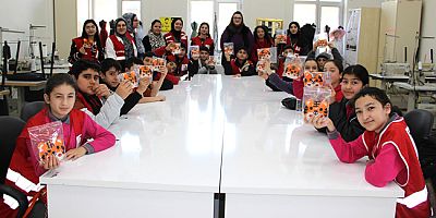 Hem Eğlendiler Hem Öğrendiler: Kendi Oyuncaklarını Diktiler