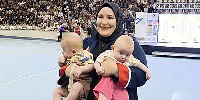 İkiz Bebekleriyle Birlikte Mezuniyet Sevinci Yaşadı
